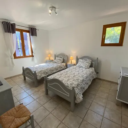 Avec Piscine En Provence Au Premier Etage D *